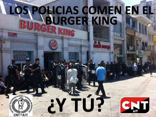 Los policias comen en el Burger King Turquía